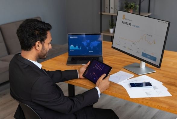 The Daily Insight Hub: Tech, Business & Finance Simplified